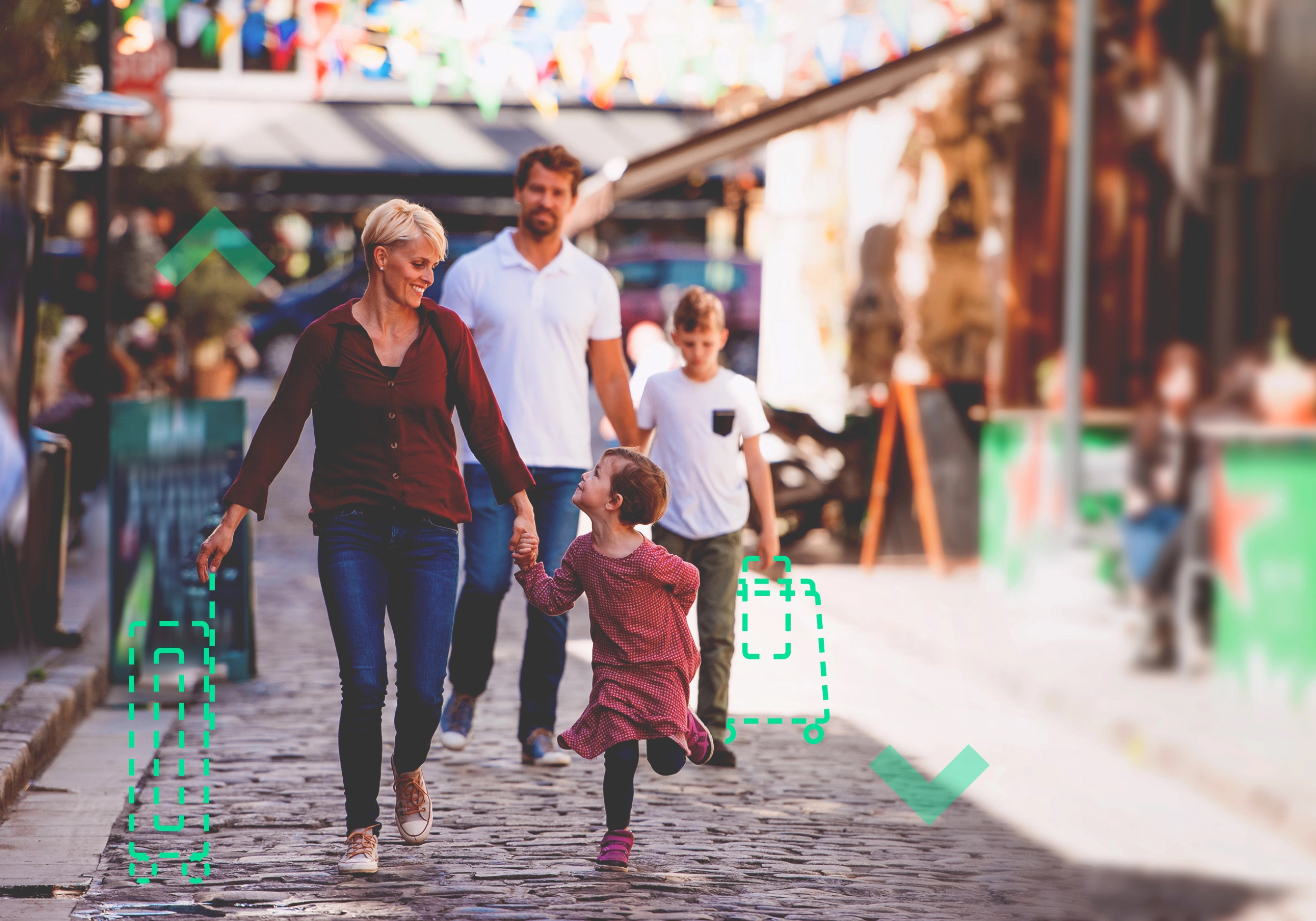 Een familie wandelt vrolijk zonder koffers door een oude Italiaanse binnenstad